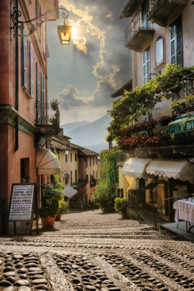 Bellagio, Lake Como, Italy (by Francesco Torquati Gritti)。意大利科莫湖贝拉焦(碧堤半岛)，是科莫湖的明珠，也是很多游客游意大利湖区必去的小镇。贝拉焦是一个梦一般的佳境，它掩映在俯瞰科莫湖两处水湾的起伏…