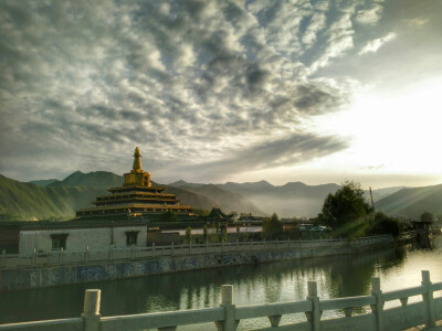 太阳升起时的拉卜楞寺