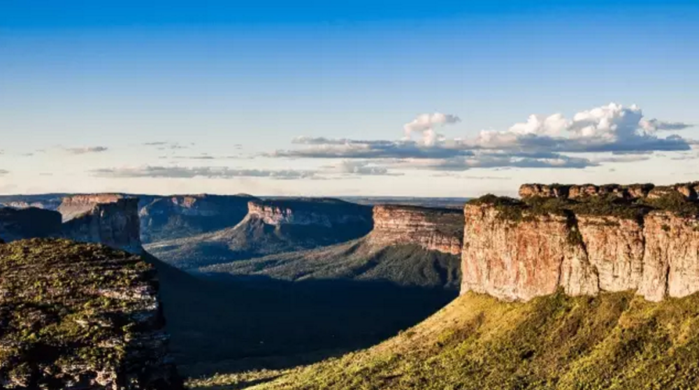 Chapada Diamantina（钻石高原）
在Lençóis Maranhenses看完大海，一定要到附近的Chapada Diamantina（钻石高原）徒步。这是巴伊亚州一片奇特的地貌，山峰的峰顶像桌子一样平坦，是徒步胜地。这个国家公园也是巴西花大力气维护的人间美景，有热带草原和大西洋热带雨林，倡导“生态旅游”的概念，我挥一挥衣袖，不带走一片云彩。
除了爬山，钻石高原还有数不清的溶洞和瀑布，走累了可以洗个澡。