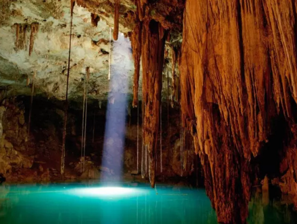 Chapada Diamantina（钻石高原）
在Lençóis Maranhenses看完大海，一定要到附近的Chapada Diamantina（钻石高原）徒步。这是巴伊亚州一片奇特的地貌，山峰的峰顶像桌子一样平坦，是徒步胜地。这个国家公园也是巴西花大力气维护的人间美景，有热带草原和大西洋热带雨林，倡导“生态旅游”的概念，我挥一挥衣袖，不带走一片云彩。
除了爬山，钻石高原还有数不清的溶洞和瀑布，走累了可以洗个澡。