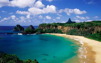 Fernando de Noronha ---是巴西人公认的全国第一的海滩，不但美丽，而且神秘，因为去过的人少，去得起的人也少。这里也是UNESCO世界遗产。Fernando de Noronha是一个只有2,000人左右的生态岛，严格控制游客人数，需…