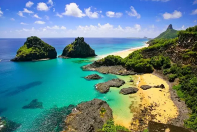 Fernando de Noronha ---是巴西人公认的全国第一的海滩，不但美丽，而且神秘，因为去过的人少，去得起的人也少。这里也是UNESCO世界遗产。Fernando de Noronha是一个只有2,000人左右的生态岛，严格控制游客人数，需…