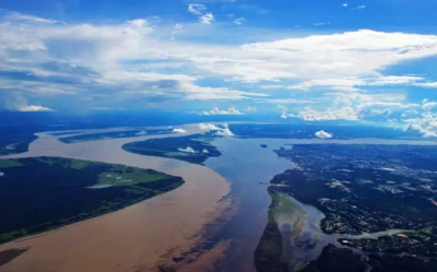 Amazonas（亚马逊）地球之肺---亚马逊热带雨林占地700万平方公里。如果这片雨林是一个国家，她的面积会排名全球第七，次于澳大利亚，是印度的两倍有余。占全球雨林面积的一半，森林面积的20%。亚马逊热带雨林分布在8…