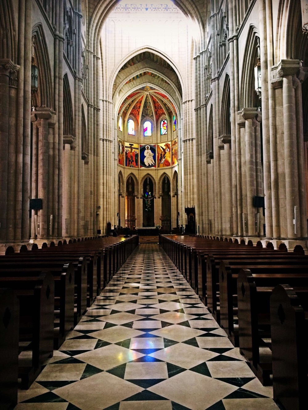 【Catedral de Nuestra Sañora de la Almudena】教堂内景，时间很早，人不多。