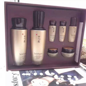 16年新款 雪花秀甄雪珍雪水乳套盒✨✨直达肌肤深层的草本细肤水， 能为肌肤灌注大量滋补的水分与营养。 萃取源自韩半岛千年赤松的抗老精华， 深入肌肤底层源源补充水分， 赋予肌肤回春生机，令肤质柔软嫩滑。 规格：珍雪水液 125ml，珍雪乳液 125ml，珍雪水液20ML，乳液20ML，抗皱精华5ml，抗皱眼霜3ml，抗皱面霜8ml