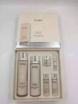 O HUI 欧惠
欧惠奇迹水分系列水乳套盒
水150ML 乳130ML 
 赠品 水20ML.乳20ML, 面霜7ML,精华3ML 
 促进皮肤深层的水分平衡，改善皮肤的保湿机能，皮肤焕发勃勃生机。365天像细雨般为皮肤提供水润保护。