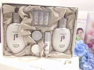    whoo后拱辰享雪美白水乳六月套盒美白水：150ml美白乳液：110ml美白安瓶：5ml*3美白津膏：4ml（灰盖）美白水分膏：4ml（白盖）眼部精华5ml