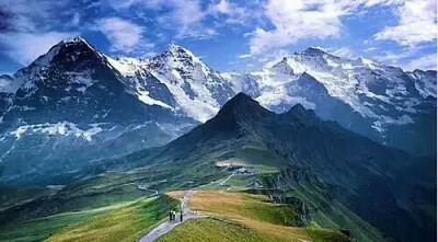 阿尔卑斯山脉被世人称为“大自然的宫殿”和“真正的地貌陈列馆”。山地冰川呈现一派极地风光