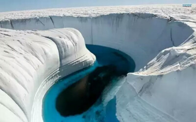 格陵兰的冰峡谷