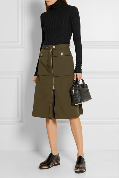 Acne Studios 这款 “Corin”
高领毛衣拥有永不过时的经典设计，堪称百搭必备款。单品选用美利奴羊毛混纺材质精心织就，质地柔软且廓形贴身，厚实的罗纹塑造出流畅的整体线条。不妨将下摆束入牛仔裤或半身裙穿着。