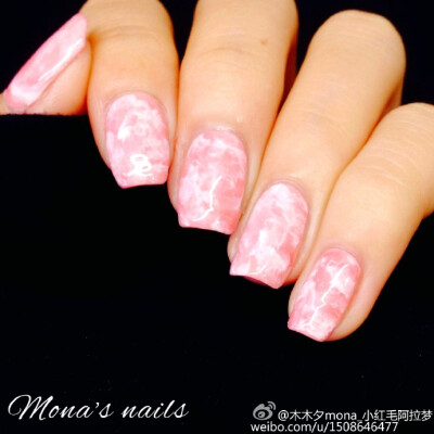 #mona's nails# 粉色大理石花纹印花~ 本来是想学@海燕酱旗舰号 和@-Magpie-
做出那种条纹的质感但是没掌握好，却歪打正着做出了大理石花纹 步骤超级简单~！绝对一看就会！视频戳L粉色大理石花纹美甲@刷刷我的指甲 大…