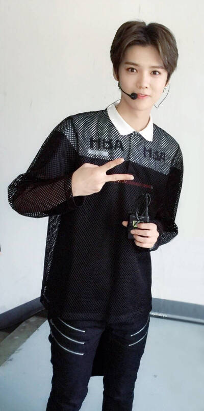 鹿晗 芭莎 实力撩妹 帅 国教鹿院长 傻狍’ 尚好的青春都是你 再遥远都跟随你 for 鹿晗。by荒野嫖客，