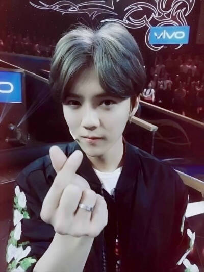 鹿晗 芭莎 实力撩妹 帅 国教鹿院长 傻狍’ 尚好的青春都是你 再遥远都跟随你 for 鹿晗。by荒野嫖客，