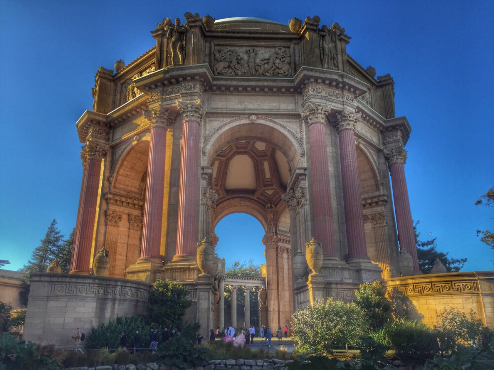 仿罗马废墟建筑的艺术宫