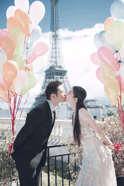 2015《Harper’s BAZAAR 时尚芭莎》十月刊封面：angelababy（杨颖）、黄晓明（这两人真的很养眼啊，巴黎铁塔的取景美绝，男俊女美，恭喜新婚✧(≖ ◡ ≖✿)）