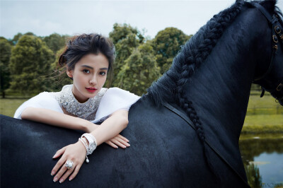 2014《Harper’s BAZAAR 时尚芭莎》十一月刊封面：angelababy（杨颖）（baby很适合欧式宫廷风格呢，一年内二登芭莎,果真是碉堡啊！）