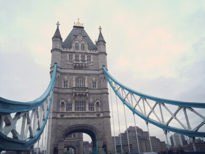 倫敦塔橋(英文名:Tower Bridge)，倫敦塔橋是從英國倫敦泰晤士河口算起的第一座橋(泰晤士河上共建橋15座)，也是倫敦的象征，有"倫敦正門"之稱。該橋始建于1886年，1894年6月30日對公眾開放，將倫敦南北區(qū)連接成整體。