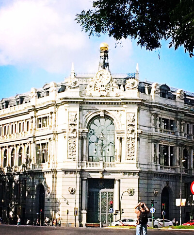 【Plaza de la Cibeles】西贝莱斯广场。在这里等红绿灯时，背包被小偷打开了，幸好没有被偷走任何东西。