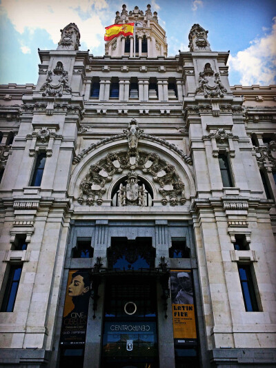 【Plaza de la Cibeles】看起来很豪华，不知道是什么地方。