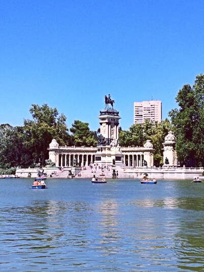 【Parque del Buen Retiro】【Monument to Alfonso XII】丽池公园的阿方索十二世纪念碑。去划了船，公园很大，人工湖很小。