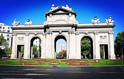 【Puerta de Alcalá】阿尔卡拉门。当时有很多游客在这拍照。