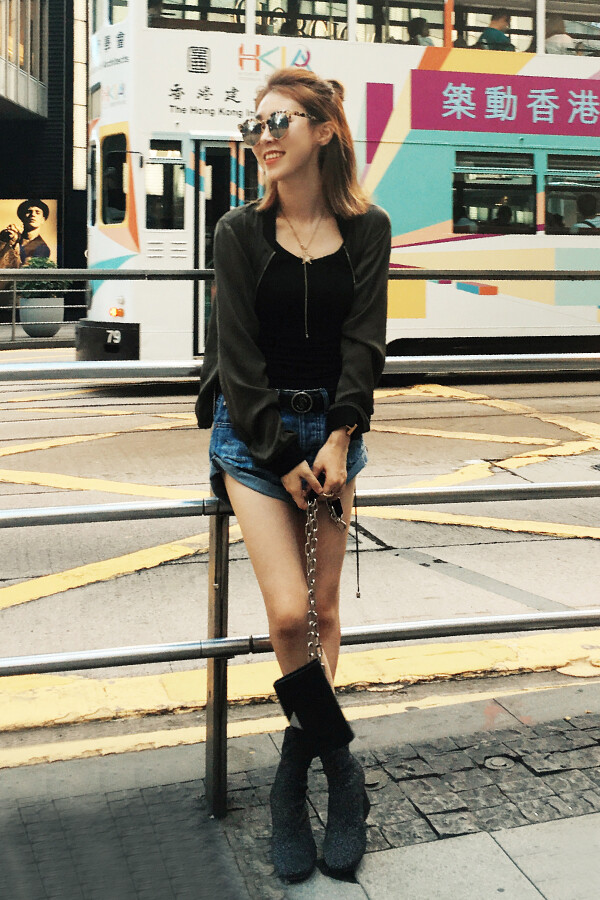 这款外套也是这期的主打款，简洁利落的版型，没有多余累赘的装饰，bf风的风格，左右两侧是拉链口袋的设计，衣服是松紧腰围，可以自己调整宽松，摸上去很舒适，里面再搭配一款黑色星星的打底衫，加上一条卷边热裤，既能防晒显范，又能秀腿~！