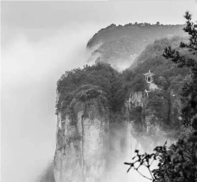 愿学活水，忘形存意，遍淌霎时觉悟；甘为远山，静默如常，枯守一世执迷。