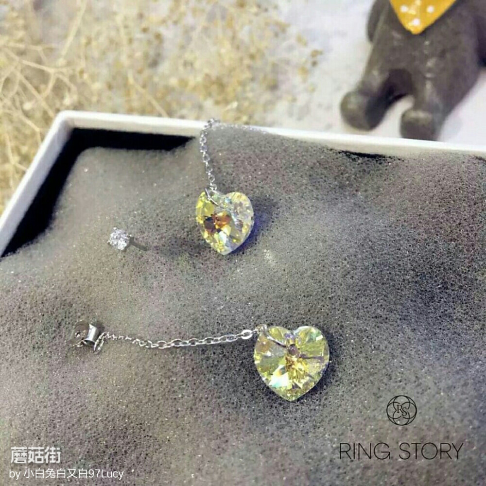 新品 耳环139 我热荐的一款耳环，采用施华洛水晶中的AB水晶，不同的光线不同的背景下闪烁的色彩都是不一样的。特地换了不同背景拍给大家，浅色背景下是偏白色，深色背景就是偏黄色。能达到这样品质的水晶，宝宝们我可以说也就我家有了，整款做了纯银材质，不用担心过敏问题。图片都是手机实拍没有任何效果，wuli模特收到说简直爱死这款了[偷笑][偷笑]