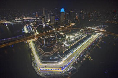 赛道环绕最醒目最具活力的新加坡滨海中心，路线途经狮城多处著名地标。更有被誉为“F1皇冠上的明珠”称号，新加坡F1大奖赛绝对是人生中必看的一次赛程。