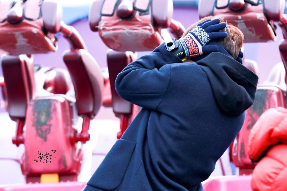 圭式崩溃 金圣圭的背影也真的好可爱