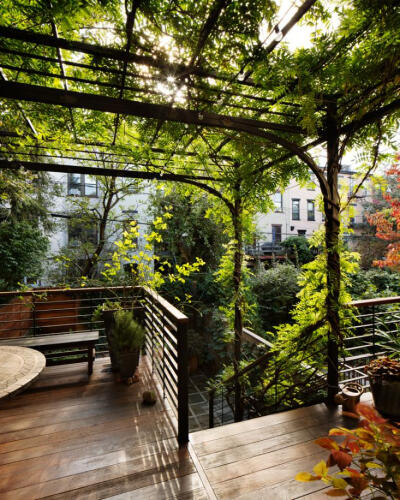 Kim Hoyt Garden with Deck and Trellis_Gardenista