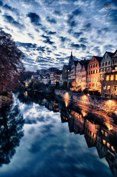 Tübingen, Germany。德国蒂宾根。蒂宾根位于内卡河河谷中，在斯图加特以南约40公里，施瓦本山开始于其东南大约20公里处。是德国巴登-符腾堡州的城市，蒂宾根行政区和蒂宾根县的首府，同时也是一座大学城。