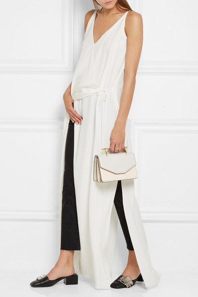 每一款 M2Malletier 包袋的设计手稿都诞生在巴塞罗那市郊一座名叫 “La Fabrica” 的改造工厂之中。这款造型挺括干练的
“Indre” 包袋选用鸽灰色皮革制作而成，在 2016 秋冬新作之中颇为别致亮眼。单品配有极具辨识度的 “Needle” 针形手柄，灵感来源于中世纪传统医疗工具和盔甲。它尺寸小巧玲珑，装上可拆卸肩带则助你轻…