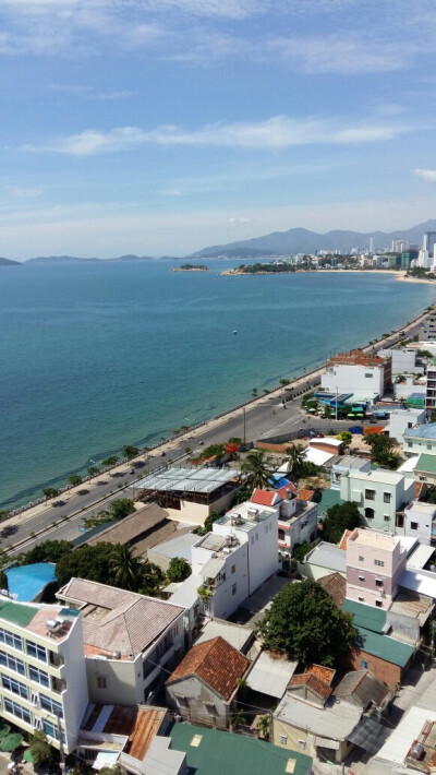 入住的酒店背山面海，从落地窗中看出去，可以看到青山下的民居和一望无际的大海