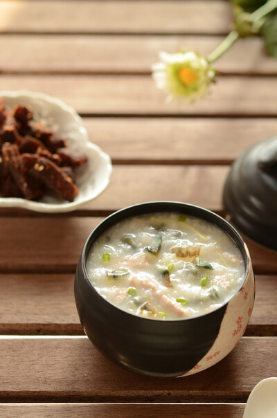 熬一锅能清热去火的美味皮蛋瘦肉粥 主食材...