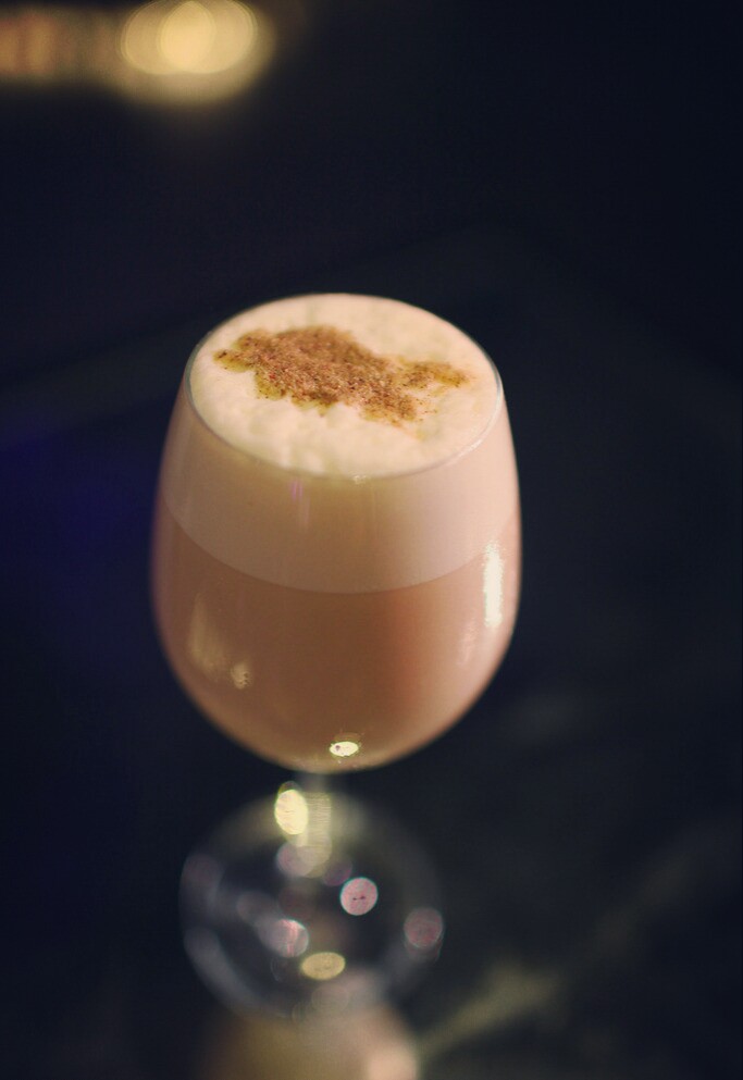 ♧【鸡尾酒 甜品】♧ 『亚历山大』 调制方法 白兰地2/3盎司, 棕色可可甜酒2/3盎司, 鲜奶油2/3盎司加冰块充分摇匀, 滤入鸡尾酒杯后用一块柠檬皮拧在酒面, 再用一颗樱桃进行装饰并在酒面撒上少许豆蔻粉.