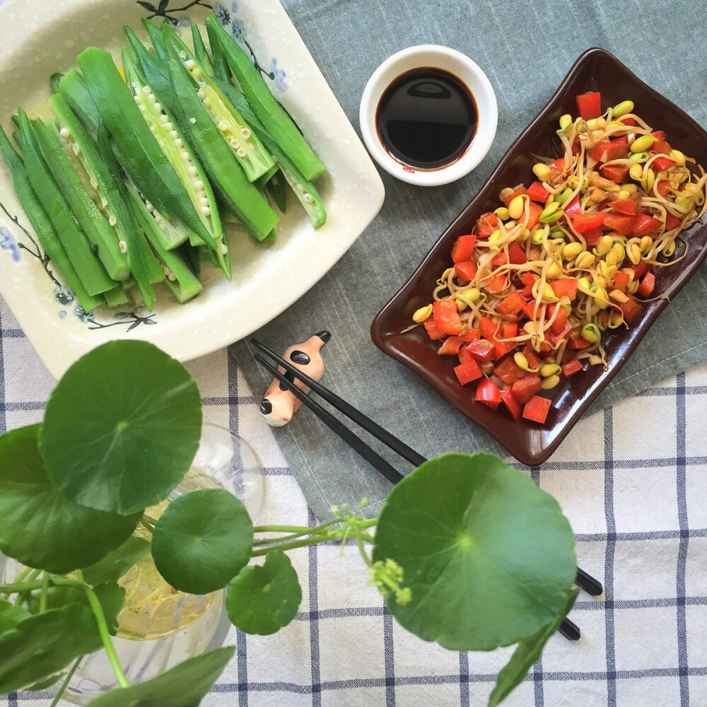 2016-08-10#午餐#偷偷告诉你们一个小秘密，甜椒和豆芽堆一起炒，简直是下饭小能手！白灼秋葵也好好吃哟～