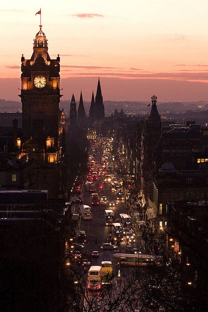 Princes Street, Edinburgh, Scotland。苏格兰爱丁堡王子街。爱丁堡最繁华的街道，店铺林立。王子街把爱丁堡分为新旧二城，北面分为新城，南面为旧城。王子街素有“全球景色最佳的马路”之称。全长不过一里，许多华丽摩登的商店汇聚在此条马路旁。南侧则是一片青翠的绿地，东端尽头是王子街花园。每到文艺节期间，王子街花园群花怒放，甚为艳丽，王子街公园内不时有穿上传统苏格兰裙的艺人演奏风笛。苏格兰美术馆也设在花园外。花园北面是爱丁堡繁华的商业街。新城北部有皇家植物园，占地30公顷，园内杜鹃花品种之多，数量之多，号称天下第一。