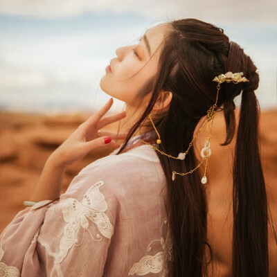 〔 古风头像|自截|女头|森系|意境|唯美|汉服 〕
〔 春山春酒，春与青溪长 〕〔满袖盈风〕