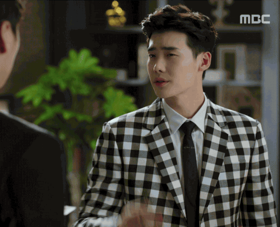 #李钟硕# #W两个世界# 一本正经耍流氓 >?<【gif】cr：dc