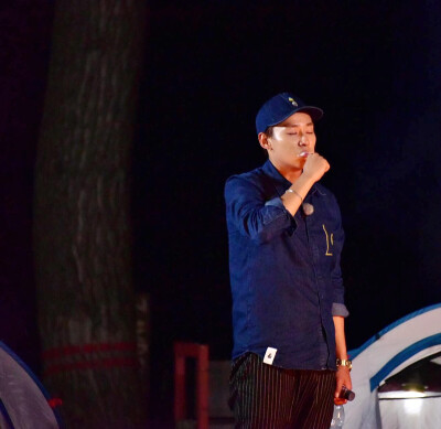 #花样男团# 这周六有男人们的篝火会谈，在揭露谈话内容前，我们先欣赏一组男人们迷人的吃相 @UNIQ_圣柱 