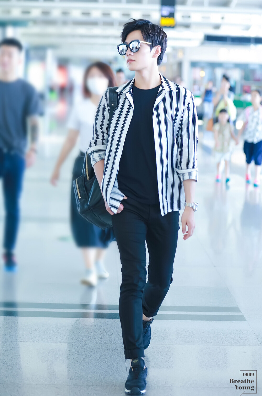 杨洋•2016.08.10 杭州✈北京 有你的夏天（cr.breatheyoung0909）