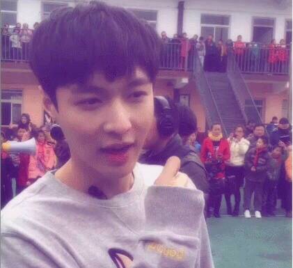 #张艺兴# #lay# 哥哥被手机随便一拍都那么好看(*˘︶˘*).。.:*♡