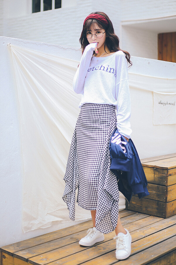 经典长裙，前面散开或者系个蝴蝶结穿都是超美的。配简约印花长袖T恤，看上去很有复古学院风。