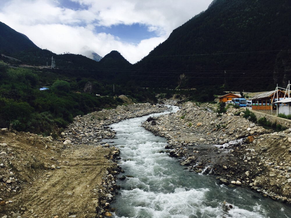 西藏雅鲁藏布江景区不知名小河