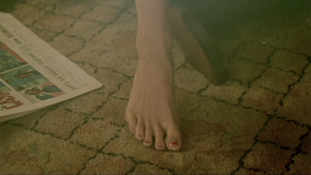 《洛丽塔》“She could fade and wither， I didn't care. I would still go mad with tenderness at the mere sight of her face.
她会年老色衰，但我并不在意。只要见她一面，万般柔情仍会涌上心头。”