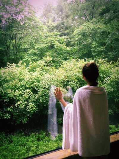 连着下了好几天的雨，你带我去汤山洗温泉。