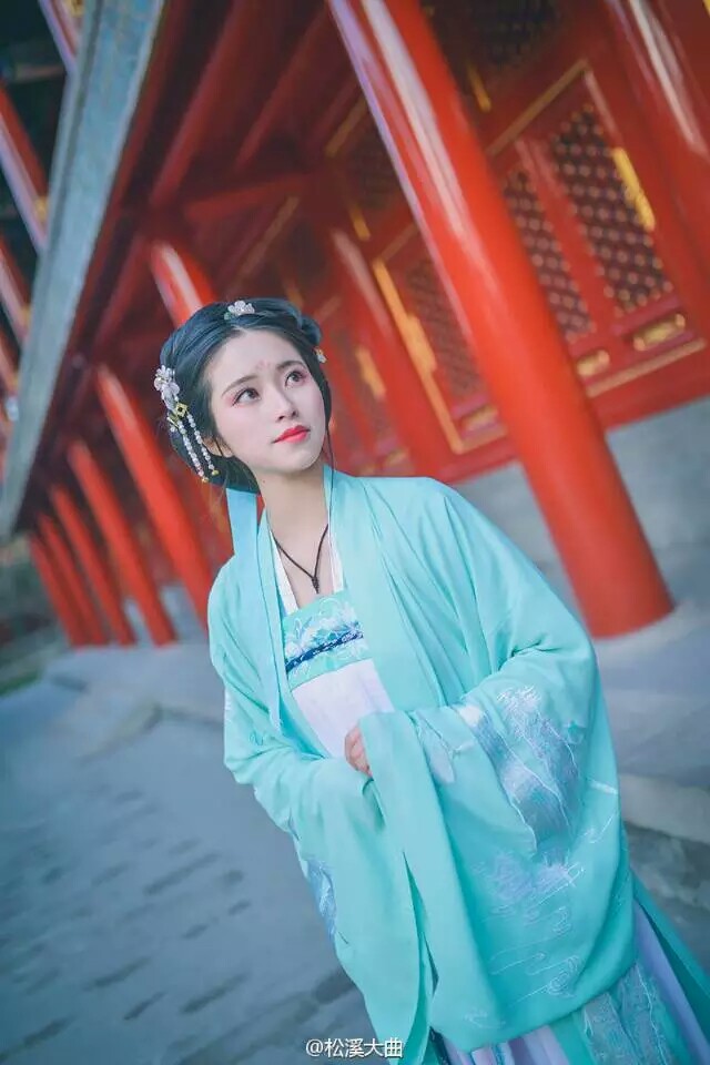 #汉服#【旅拍‖北京】
碾玉钗头双凤小。倒晕工夫，画得宫眉巧。嫩麹罗裙胜碧草。鸳鸯绣字春衫好。
《蝶恋花》晏几道
摄影：松溪大曲
出镜：@含叙不含蓄
梳妆：@暖玉人家小竹子
选词：@奔驰在欧洲大草原的云仓鼠
地点：景山｜故宫
【抱图留言，不做商用二次转载注明出镜摄影】