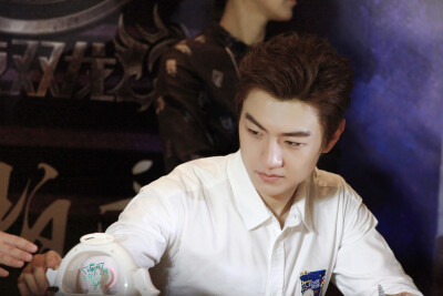 王青 160806 无限斗界之暗夜双龙电影成都签名拍手会 cr: 王青中文网