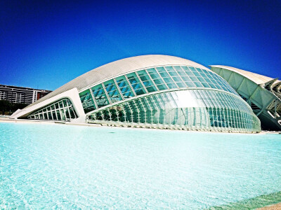 【Ciudad de las Artes y las Ciencias】旅行书上首推的科学艺术城，其实觉得挺一般，拍了两张照。在从停车场来的路上发现有一个帅哥在向另一位同志求婚。在国内没见过，有些激动。发现这边的餐馆午饭一直到下午四点…